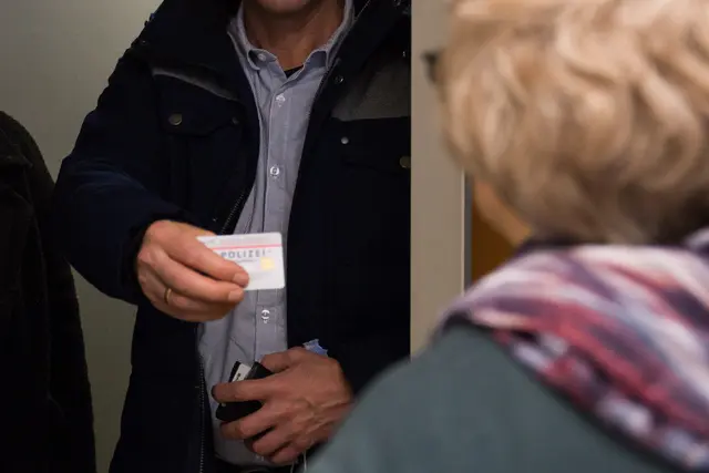 Meist sind ältere Personen Opfer dieser berüchtigten Betrugsmasche. Dieses Mal fiel aber ein 44-Jähriger auf einen falschen Polizisten herein.  (Symbolfoto) | Foto: LPD NÖ