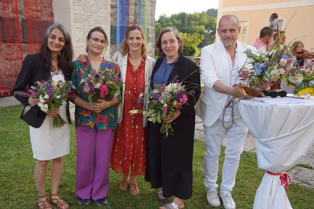 Die Ausstellerinnen Arezou Shayesteh Sadafian aus dem Iran, Germaine Sijstermans aus den Niederlanden, Delphine Léger aus Frankreich und Gery Keszler wurden von Christina Leitner von der Textilen Kultur (3.v.r) von der Textilen Kultur mit einem Blumstrauß gedankt.  | Foto: Helmut Eder