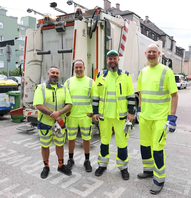 SPÖ-Stadtrat Thomas Gegenhuber (re.) begleitete letzte Woche eine Müllkolonne der Linz AG. | Foto: Stadt Linz/Dworschak