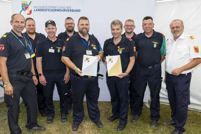 Das Bewerterteam aus dem Bezirk Waidhofen/Thaya und Bezirksfeuerwehrkommandant Manfred Damberger (r.) gratulierten Michael Litschauer (mit Urkunde l.) und Leander Hanko (mit Urkunde r.) zu ihren Auszeichnungen. | Foto: NÖ LFV/M. Fischer