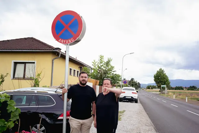 Stein des Anstoßes: das Halte- und Parkverbot vor den Häusern von Halit Sentürk Senior und Junior. Im Bild: Halit Sentürk jun. und Nurten Kömürcü. | Foto: Santrucek