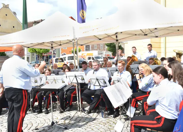 Feierlicher Klang: Die Stadtkapelle Retz gratulierte musikalisch zum fünfjährigen Bestehen.

 | Foto: Herbert Schleich