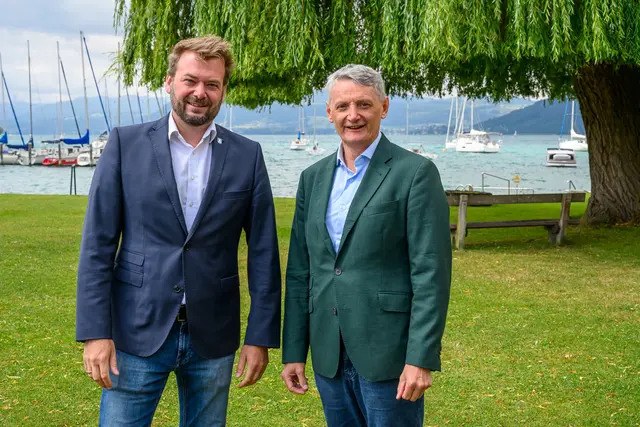 Bürgermeister Gerhard Gründl und ÖBf-Vorstandssprecher Georg Schöppl beim ehemaligen Eisenbahnerbad in Kammer. | Foto: oebf/Wolfgang Simlinger