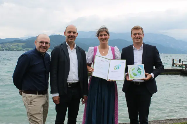 Richard Schachinger, Rudi Hemetsberger, Maria Ragginger vom Hotel Ragginger in Nußdorf am Attersee und Landesrat Stefan Kaineder. | Foto: Maria Rabl