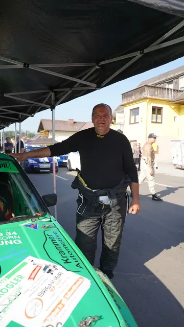Veranstalter Werner Jud mit seinem Rennauto VW Golf II 16V vor dem ersten Trainingslauf | Foto: J. Reicher/judmotorsport