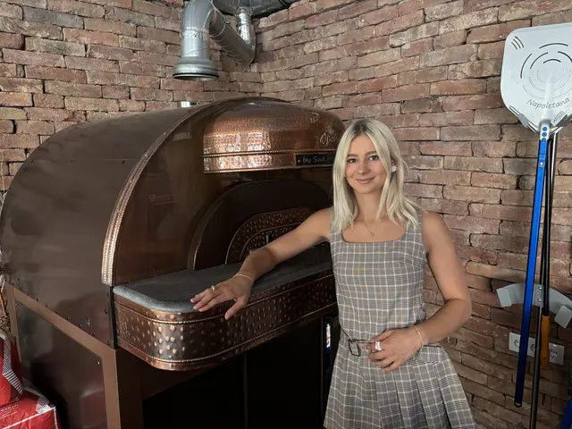 Julia Bonic ist besonders stolz auf den Ofen in der Pizzeria. Immerhin hat das Lokal auch seinen Namen von der Temperatur, die eine Pizza benötigt, um perfekt zu werden.  | Foto: Ipirotis/MeinBezirk