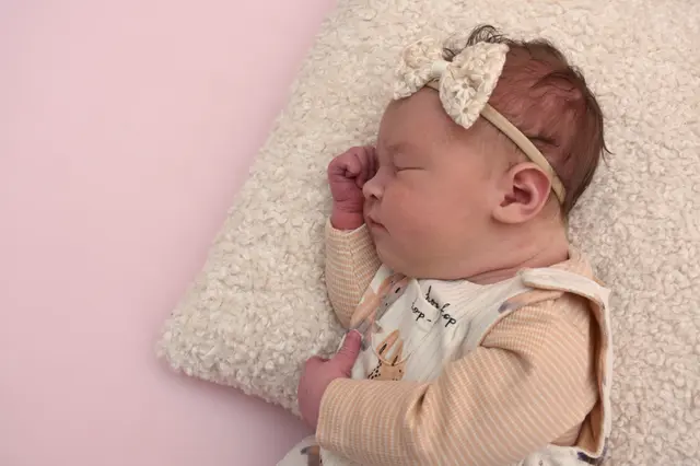 Name: Lena
Geburtstag: 06.07.2025
Gewicht: 4.100 g
Größe: 53 cm
Eltern: Sabrina und Luca Herbst | Foto: Babysmile