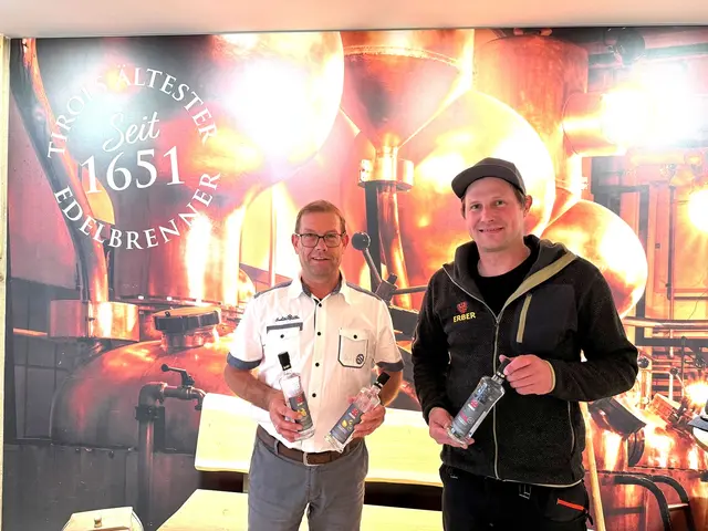 Auf Erfolgskurs: Erber-GF Christian Schmid mit Brennmeister Jakob Fuchs (re.). | Foto: platzermedia