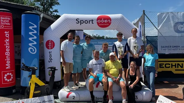 Gute Stimmung und Sonne bei der Siegerehrung der Herren im Halbfinale im Rahmen des diesjährigen ITF-Turniers in Weißkirchen.  | Foto: Dirisamer