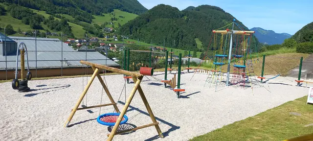 Kunterbunte Spielvielfalt direkt neben dem Hallenbad in Losenstein | Foto: Gemeinde Losenstein