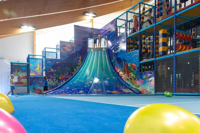 Im „Flosse Abenteuerland“ wartet auf die Kinder ein spannender Indoor-Spielplatz mit vielen Kletter- und Rutschmöglichkeiten. | Foto: Aldiana