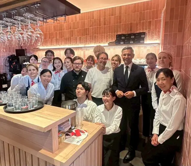 Erfolgreiches Team: mit Dominik Hofegger (schwarze Kochschürze) und österreichischen Gastronomen bei der Expo 2025 in Japan | Foto: KK