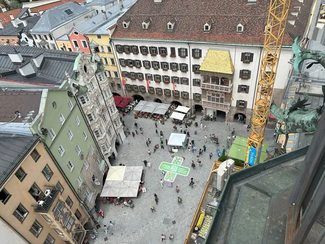 Mit einem riesigen Pflaster in der Innsbrucker Altstadt machte die Organisation eindrucksvoll auf die Missstände in der medizinischen Versorgung von Kindern aufmerksam. | Foto:  © SOS-Kinderdorf