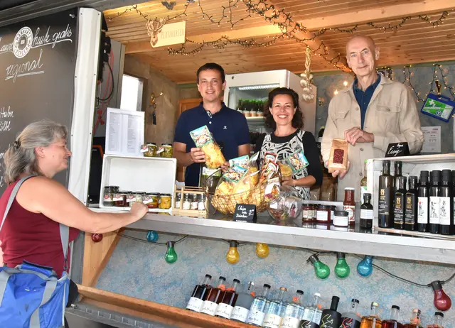 Am Markt trifft man sich auch zum geselligen Austausch mit Freunden. | Foto: Herbert Schleich