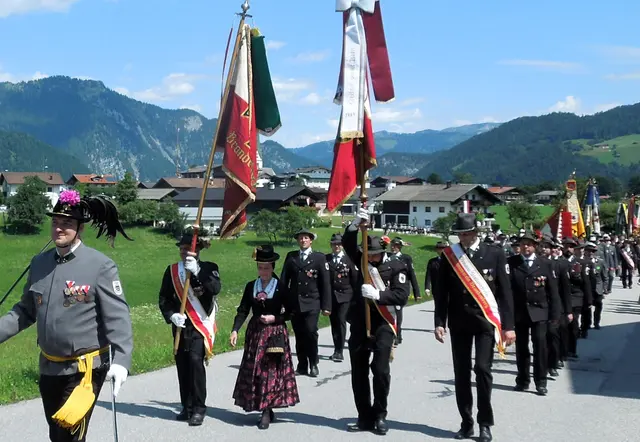 Die Kameradschaft aus Brandenberg auf dem Marsch zum Festzelt. | Foto: TKB