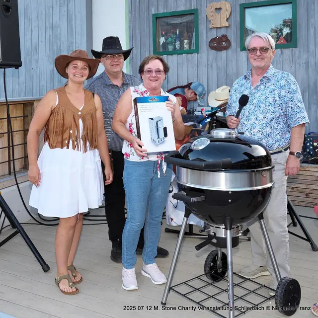 Silke Mayr, Peter Vogel, Christine Hahn (Hauptgewinnerin Griller von Napoleon)
Heimo Irouschek von Napoleon Grills Österreich (v.li.)
 | Foto: NoName Franz