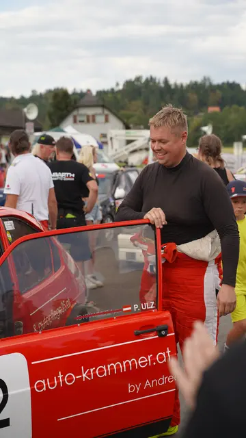 Patrick Ulz steigt nach Renntag aus und geht zu seinen Fans. | Foto: J. Reicher/judmotorsport