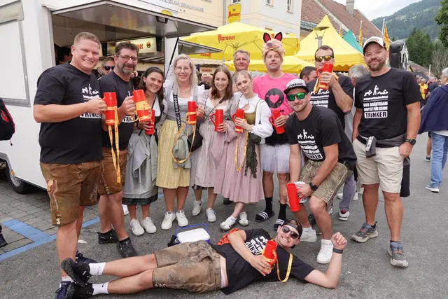 Wofür ist das Bierstadtfest noch perfekt geeignet? Genau - für eine lässige Polterei so wie diese und viele andere Gruppen unter Beweis stellten. | Foto: Michael Blinzer