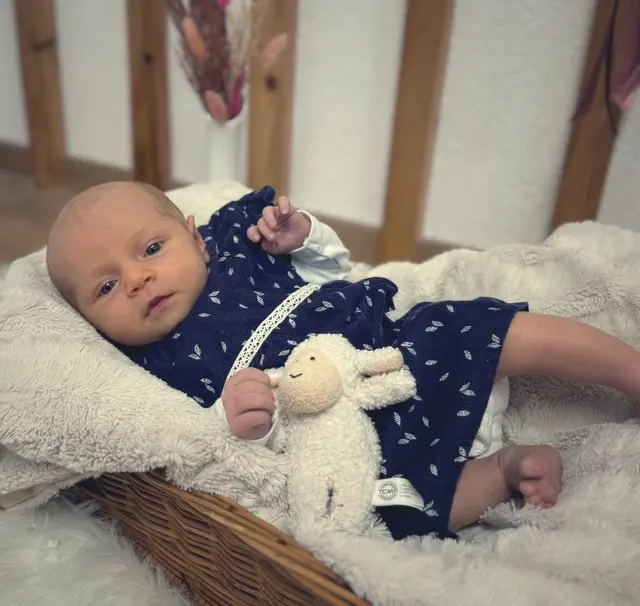 Name: Stefanie
Geburtstag: 18.04.2025
Gewicht: 3.260 g
Größe: 51 cm
Eltern: Christina Reisinger und Daniel Flicker aus Haslau bei Birkfeld | Foto: Christina Reisinger und Daniel Flicker 