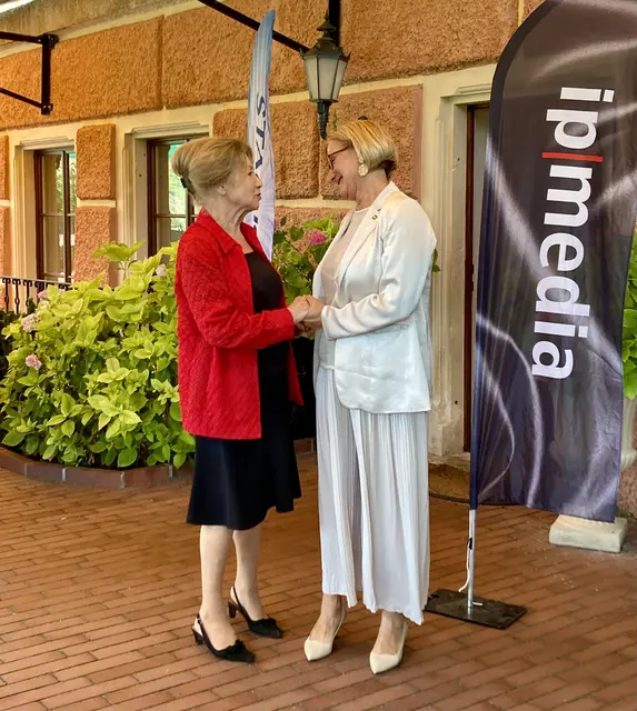 Eine herzliche Begrüßung, Rosemarie Thiery und Johanna Mikl-Leitner | Foto: em