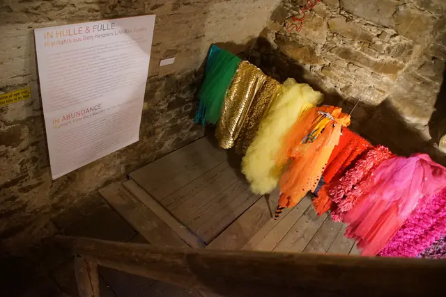 Die Ausstellung in „Hülle und Fülle“ im Kirchturm in Kooperation mit Gery Keszler mit der Auswahl an Life-Ball-Kostüme  bringt „Lebensfreude nach Haslach.“ | Foto: Helmut Eder