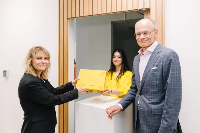 Bezirkschefin Stefanie Lamp (l. SPÖ) und Post-Generaldirektor Walter Oblin vor dem neuen "flexiblen Schalter". Zur Hochsaison - etwa an Weihnachten - werden hier Mitarbeitende eingesetzt.  | Foto: Österreichische Post AG