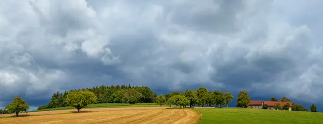 Bereits am Montagnachmittag breiten sich Regenschauer und Gewitter von Westen nach Osten aus. | Foto: Richard Mayr