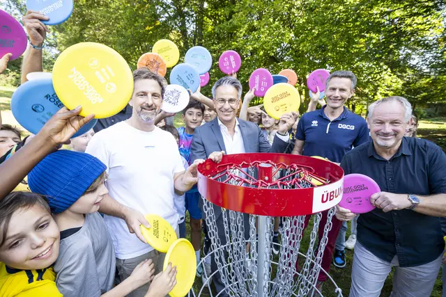 Familienfreundlich: Am Discgolf-Parcours am Rosenhain gilt es, Frisbeescheiben mit möglichst wenig Würfen in die Körbe zu befördern. | Foto: Sportamt Graz