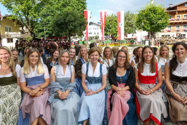 Landtagspräsidentin Brigitta Pallauf mit den ehemaligen Marketenderinnen. | Foto: Land Salzburg/Neumayr/Hölzl