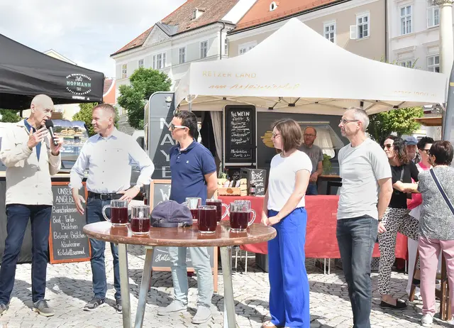 Michael Vesely (l.) bei der Eröffnung der neuen Markt-Greißlerei. | Foto: Herbert Schleich