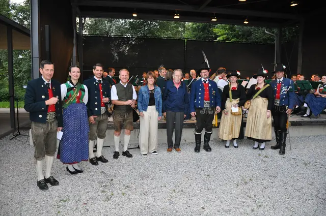 v.ln.r: SMk Gnadenwald Obmann Hannes Knapp, Jeanine Lutz, Vbm David Pöll, Pfarrökonom Ulrich Mayerhofer, BMin Heidi Profeta, Ehrenbürger Adi Wildauer, Schützenhauptmann Josef Mayerhofer, Jasmin Erhart, Sarah Egger und Markus Prauchart