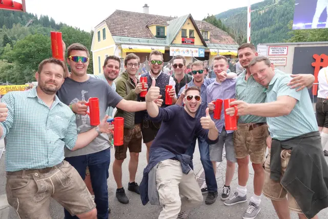 Daumen hoch für das Bierstadtfest gab es von dieser Gruppe. | Foto: Michael Blinzer