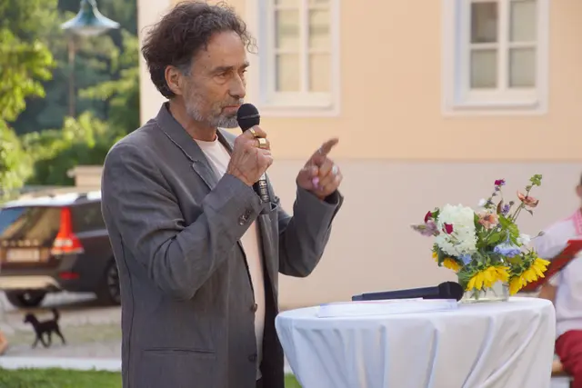 Gilbert Brettberbauer, ehemaliger Leiter der Textilklasse an der Kunsthochschule Linz betonte  den Grundgedanken der Veranstaltung in seinen Grußworten.  | Foto: Helmut Eder