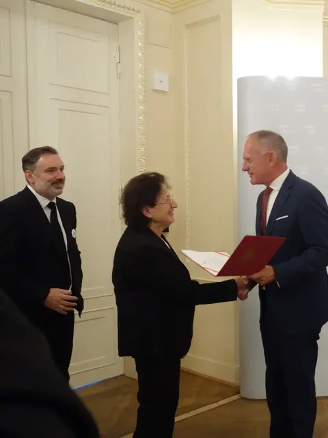Innenminister Gerhard Karner überreichte die Auszeichnung an Martha Gammer. Links: Bürgermeister Andreas Derntl. | Foto: Gedenkdienstkomitee Gusen