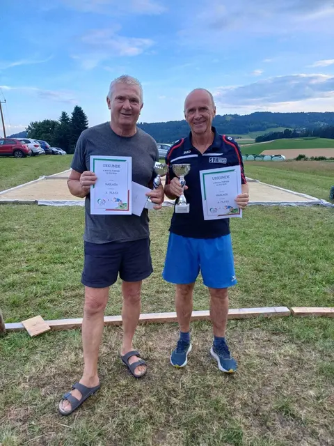 Christian Jell (l.) und Günther Oberaigner sicherten sich den ersten Platz und den Pokal. | Foto: Jell