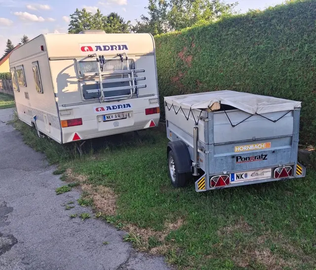 Diese Anhänger stehen bislang kostenlos auf öffentlichem Grund. Sehr zum Leidwesen jener, die für einen Stellplatz zahlen. | Foto: privat