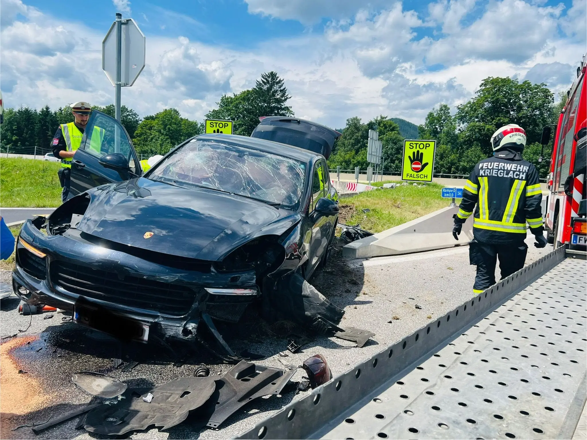 Highway exit Krieglach-Ost: Car was thrown over earth wall - Mürztal