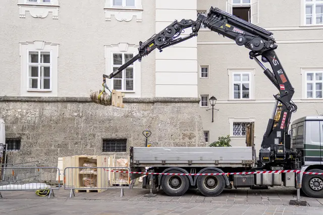 Die Anlieferung der zeitgenössischen Skulpturen von Tony Cragg. Der Transport in die Prunkräume gestaltete sich dann einigermaßen schwierig. | Foto: DQS_Markus Huber