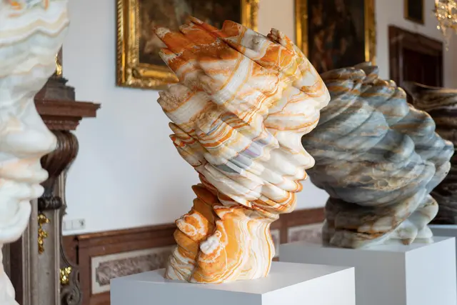 Die Kopf-Skulpturen sind aus Stein und stehen in der Schönen Galerie. | Foto: DQS_Markus Huber