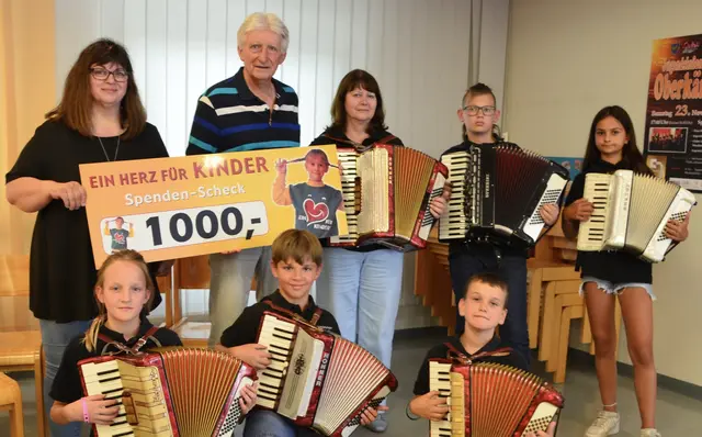 Spendenübergabe von 1.000 Euro an die Aktion "Ein Herz für Kinder" durch die Akkordeonklasse der Musikschule Spittal. | Foto: Privat