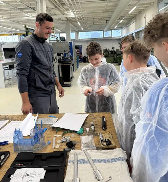 Schüler der Mittelschule Stallhofen bei der Firma Payer in St. Bartholomä. | Foto: Payer