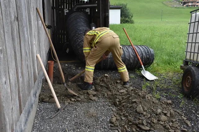 Nachdem Anrainer versuchten das Tier selbst zu retten, musste die Feuerwehr anrücken.  | Foto: Zoom Tirol 