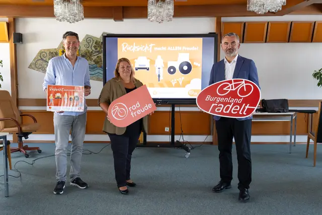 Peter Wallaszkovits (Mobilitätszentrale Burgenland), die Steinbrunner Bürgermeisterin Isabella Radatz-Grauszer und Verkehrslandesrat Heinrich Dorner präsentieren die neue Kampagne. 
 | Foto: Landesmedienservice Burgenland