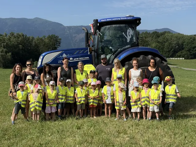Die Kindergartengruppe Treffling mit den Eltern der Vorschulfüchse und Andreas Ortner von der Firma Forstarbeiten Andreas Ortner e.U. | Foto: MG Seeboden