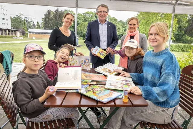 Kerstin Strebinger (Verein Startklar, li.), Stadtrat Franz Piribauer und Rebecca Ullmer (Bibliothek im Zentrum, r.) mit Melanie, Yvonn, Michelle und Rosalie Riedl (v.li.). | Foto: Weller, Stadt WRN