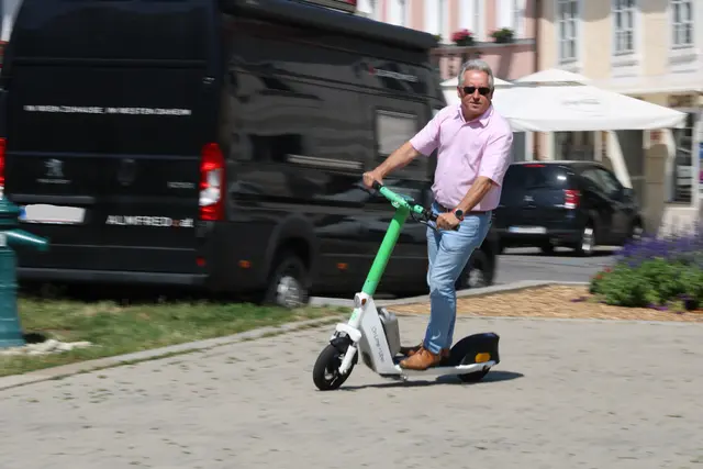 Stadtrat Karl Schmid-Wilches (SPÖ) testete den E-Scooter. | Foto: MeinBezirk/Seebacher