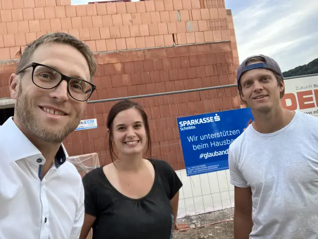 Wohnbauberater Andreas Schagerl von der Sparkasse Scheibbs (l.) berät seine Kunden im Bezirk Scheibbs.  | Foto: Sparkasse Scheibbs AG