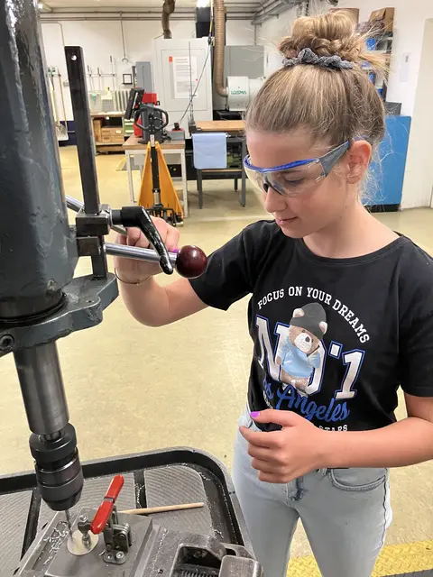 Voitsberger Mittelschülerinnen waren bei Holz-Her sehr interessiert. | Foto: Holz-Her