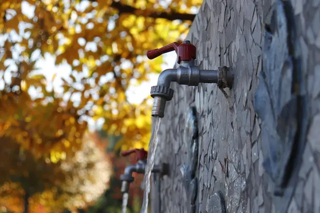 Bei den betroffenen Hochbehältern Tschakathurn und Haselwald wird das Trinkwasser derzeit mit Chlor versetzt (Chlor tötet Bakterien und Keime ab). | Foto: Pixabay