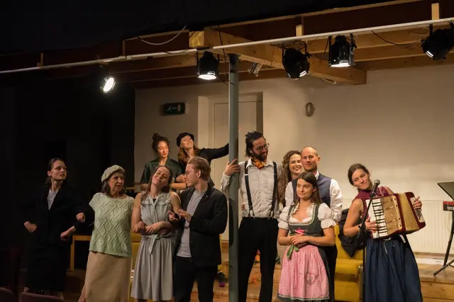 Das Ensemble des ersten Artemis-Abschlussjahrgangs: Barbara Gutleben, Benedikt Purkarth, Elisa Klausner, Tamara Scheiber, Johanna Daxl, Christian Schwarz, Lena Gottwald, Maximilian Heiß, Nikoletta Zambelis, Vanessa Gigele und Yvonne Waldner auf der Bühne im Westbahntheater. | Foto: © Alexander Sánchez